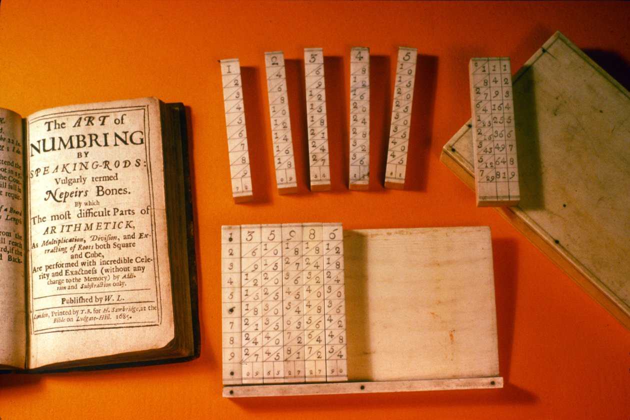 Alkuperäinen sarja Napiers Bones -koteloa ja nykyaikainen julkaisu, 1685 (puksipuu) tekijältä English School