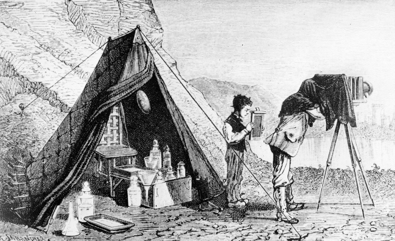 Valokuvaus studion ulkopuolella ennen valokuvauskuivalevyjen käyttöönottoa, noin 1870 tekijältä English School