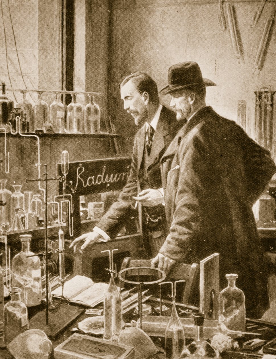 Pierre Curie juttelee Sir William Ramsayn kanssa tekijältä English School