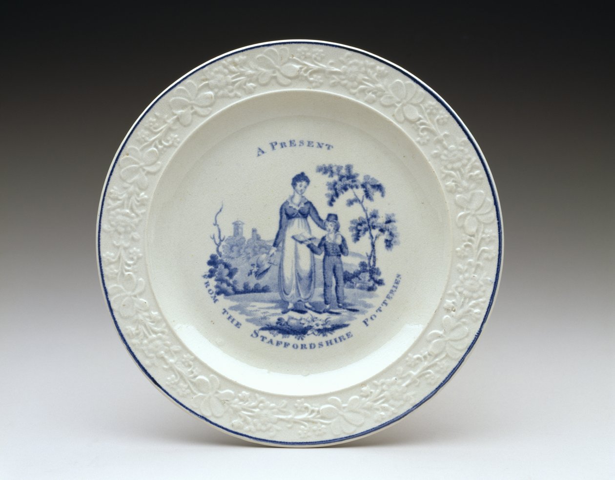 Lauta, c. 1820 (lyijylasitettu keramiikka siirtopainatuksella) tekijältä English School