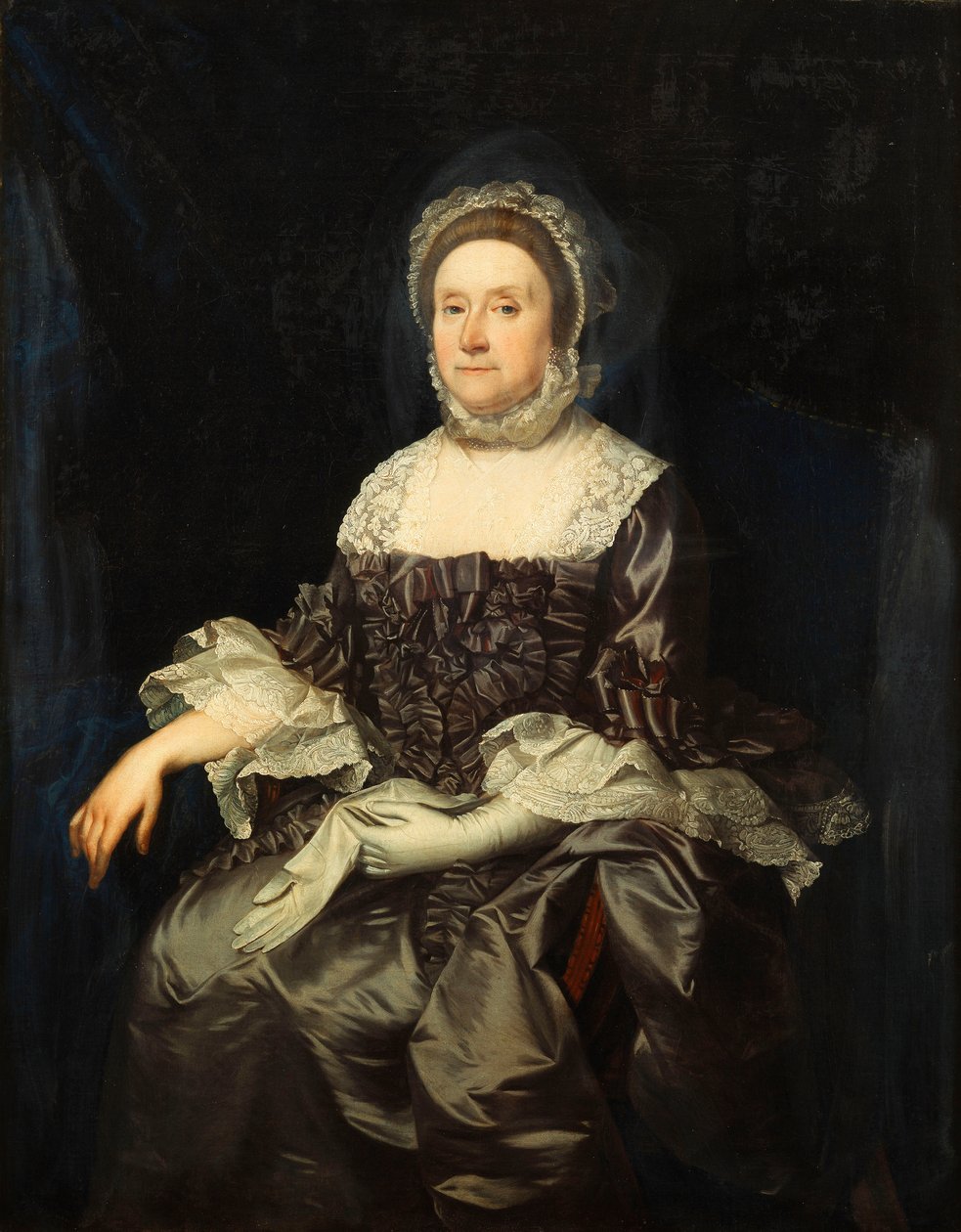 Muotokuva Deborah Worsley of Plattista, istuu kolme neljäsosaa pituudeltaan, vaaleanpunaisessa mekossa, jossa on valkoinen pitsikaulus ja hihansuut, kädessään hansikaspari, n. 1760 tekijältä English School