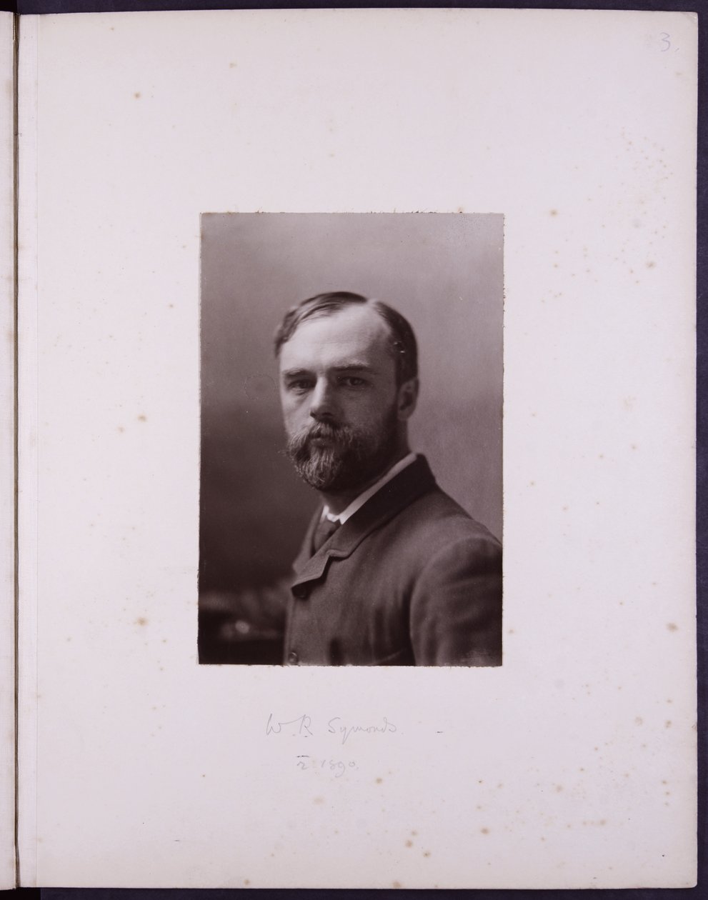 Muotokuva WR Symondsista, noin 1900 (s/w valokuva). tekijältä English School