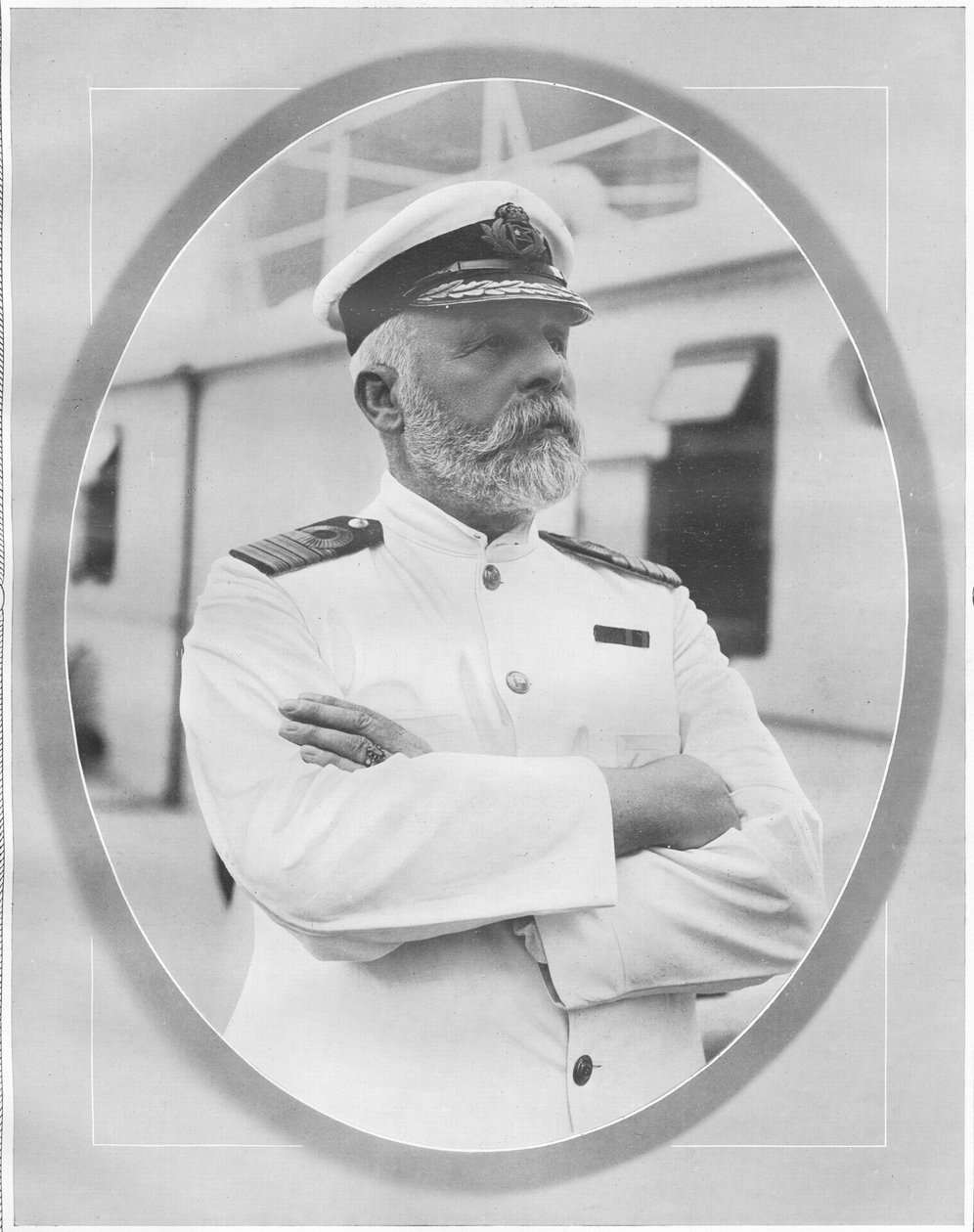 Muotokuva ja kunnianosoitus komentaja Edward J. Smithistä, White Star Liner RMS Titanicin kapteenista, elokuvasta The Sphere, 27. huhtikuuta 1912 (litho) (450794:n yksityiskohta) tekijältä English School