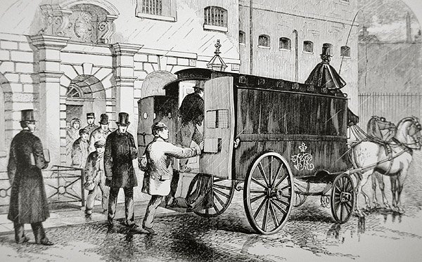 Vangit nousevat "Black Maria" -nimiseen poliisiautoon 1870-luvulla (kaiverrus) tekijältä English School