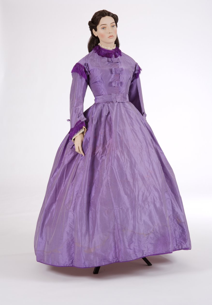 Violetti päivämekko, 1860-luku (raidallinen silkkitafti) tekijältä English School