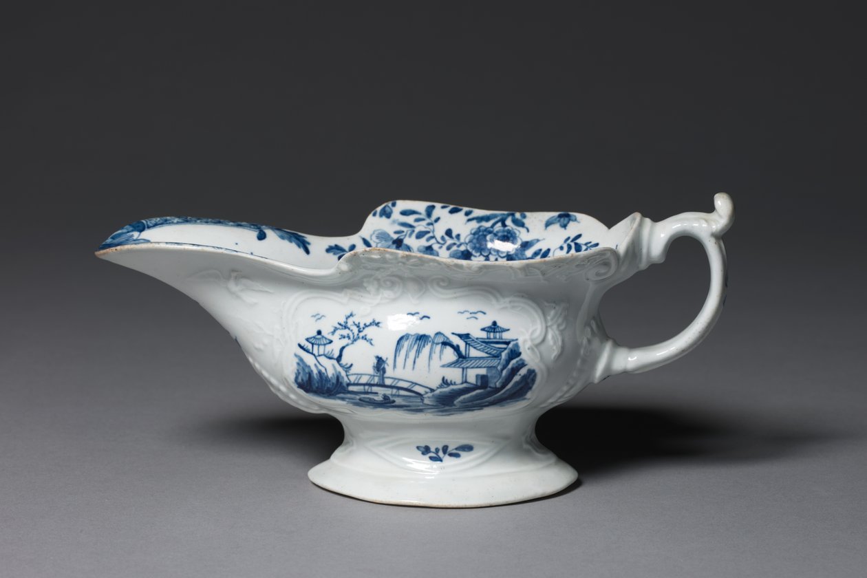 Kastikevene, mahdollisesti Worcester Porcelain Factoryn tai Bristol Porcelain Factoryn valmistama, n. 1752 tekijältä English School