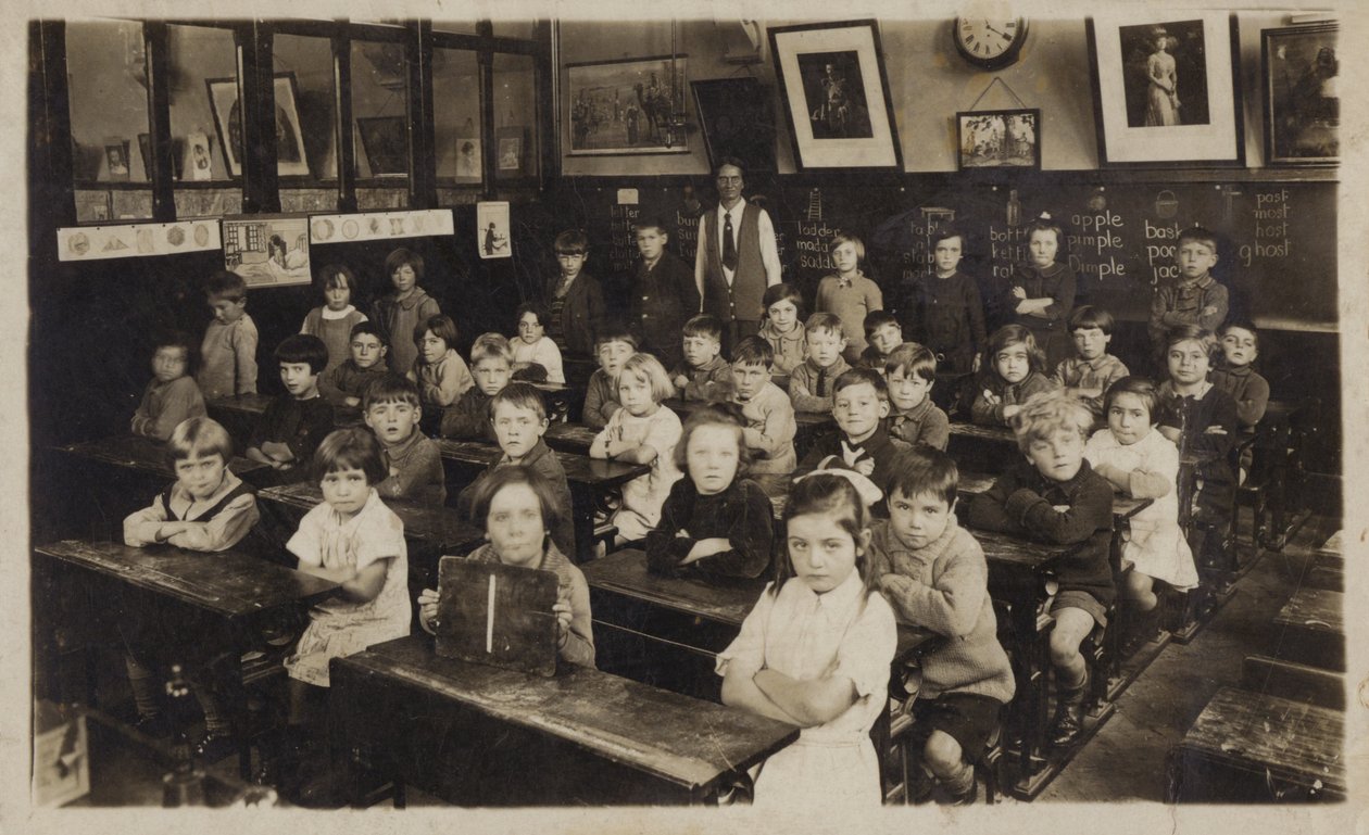 Koululaisia luokkahuoneessaan (s/w-kuva) tekijältä English School