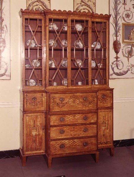 Secretaire kirjahylly upotekoristeella ja maalatulla koristeella, 1790 (satiini) tekijältä English School