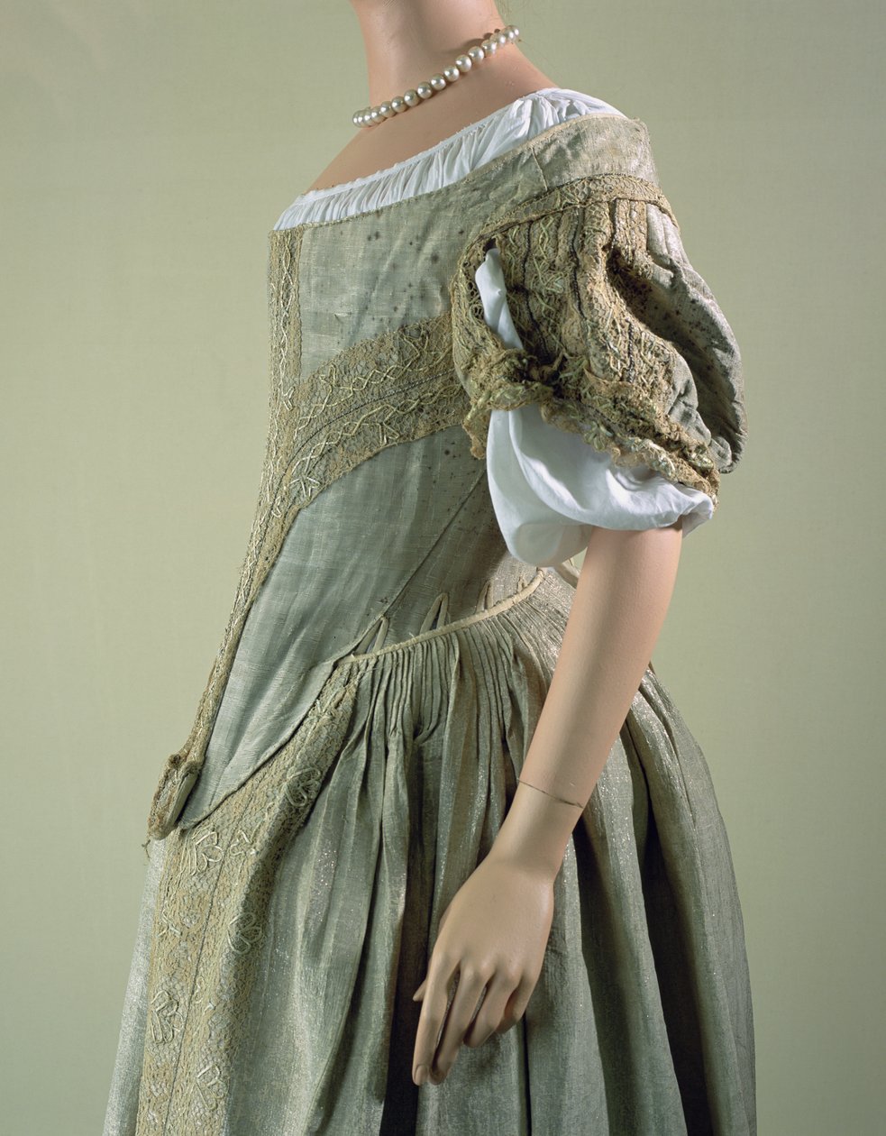 Hopeakankainen mekko, 1660-luku (silkki, pitsi ja hopea metallilanka) tekijältä English School