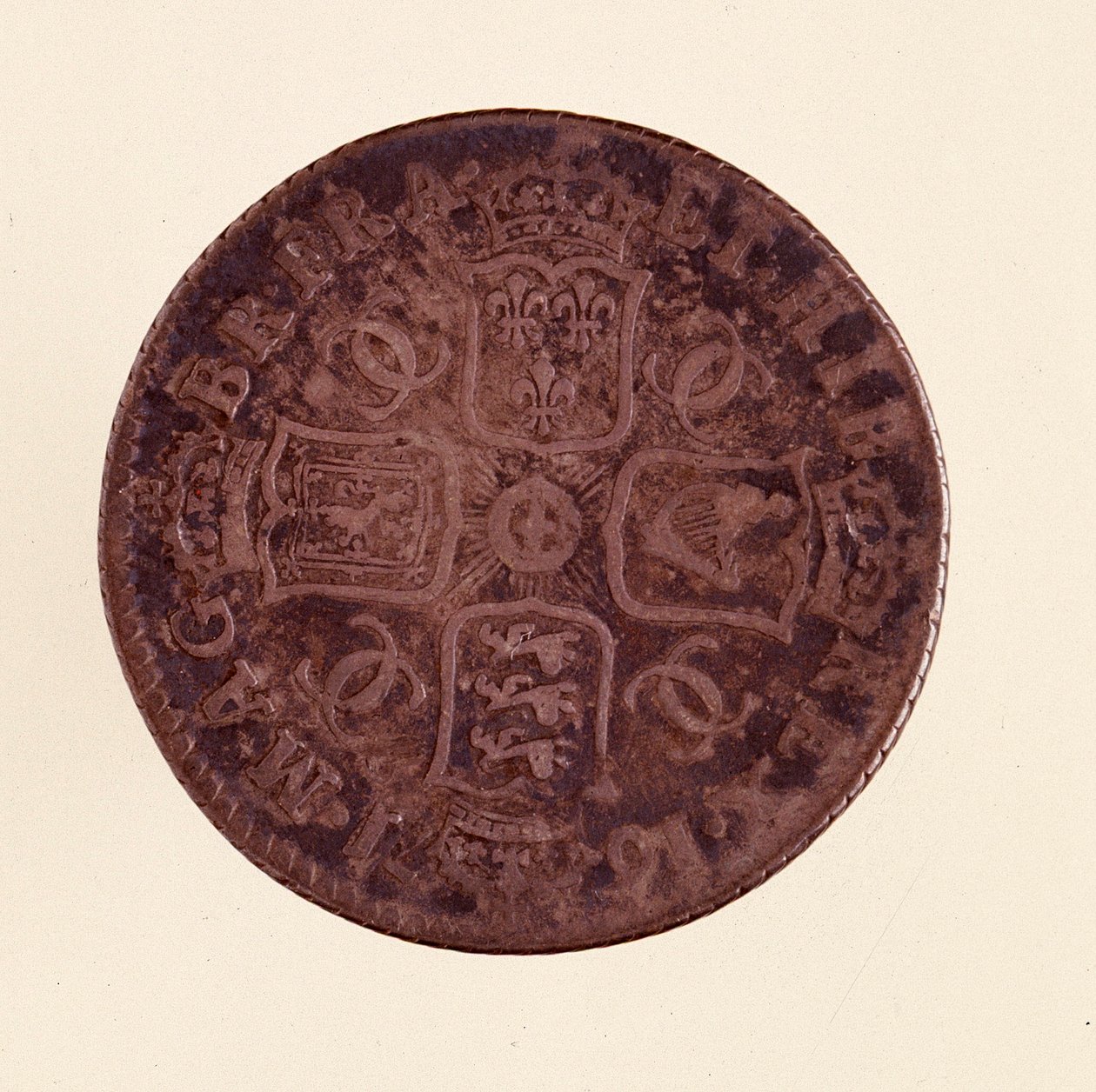 Hopeinen englantilainen Groschen, Englannin kuningas Kaarle II:n (1630-1685) hallituskausi 1671. Halkaisija 2,4 cm Napoli, arkeologinen museo. tekijältä English School