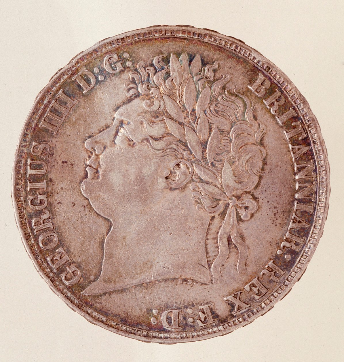 Hopeinen englantilainen kruunu, kuningas Yrjö IV:n hallituskausi (1820-1830). Halk. 3,7 cm Napoli, museo archeologico tekijältä English School