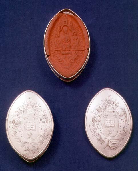 Skippettilaatikot, joihin on kaiverrettu vaakuna rokokookartussilla, Lontoo, 1740 (hopea) tekijältä English School