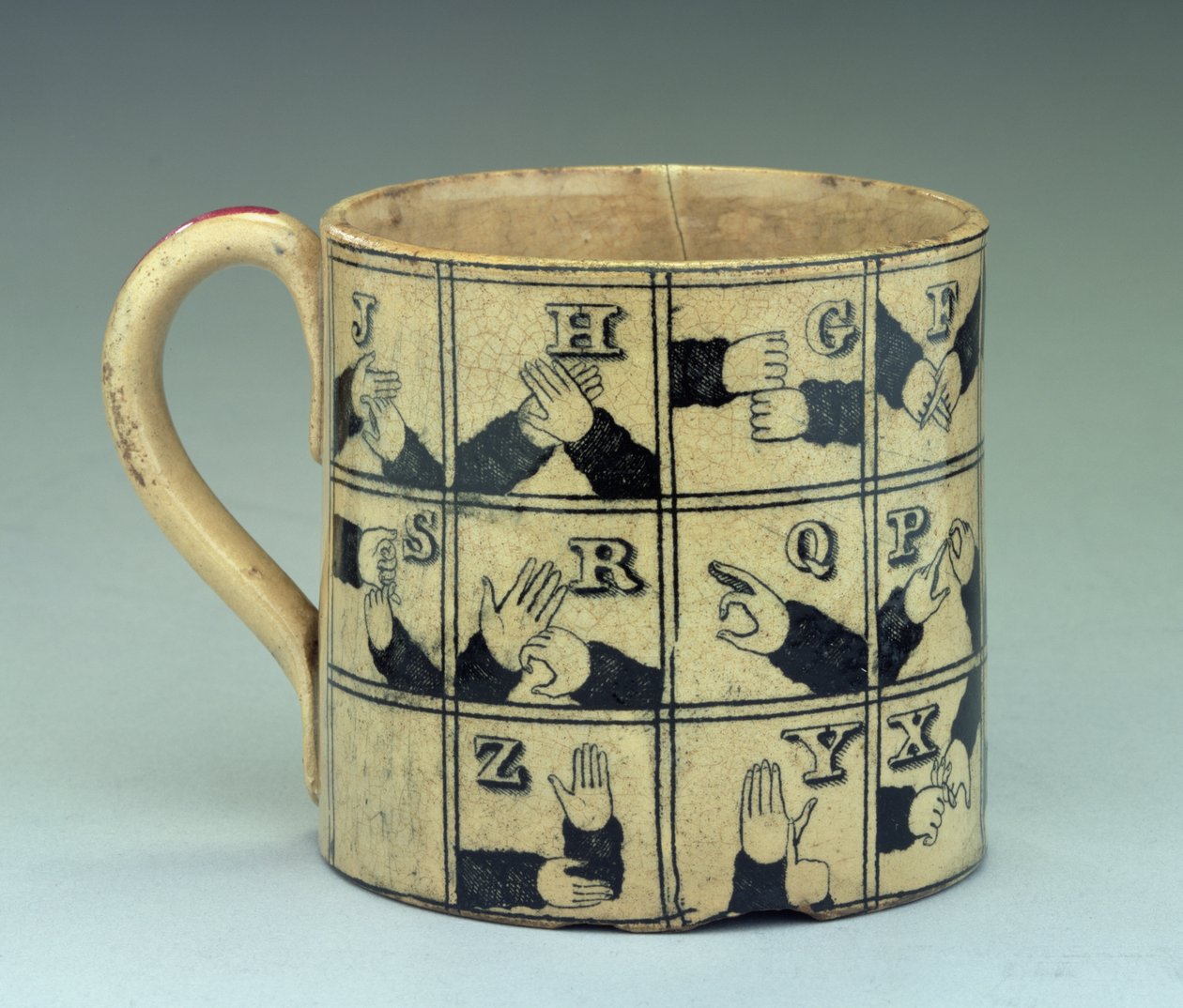 Staffordshire-muki, jossa on aakkoset viittomakielellä, n. 1820 (keramiikka) tekijältä English School