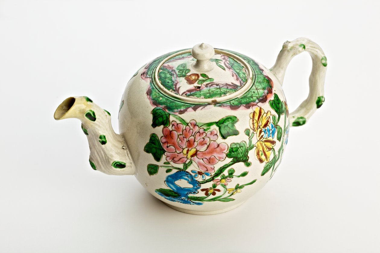 Staffordshire-teekannu, koristeltu krysanteemeilla, 1760 (suolalasitettu keramiikka) tekijältä English School