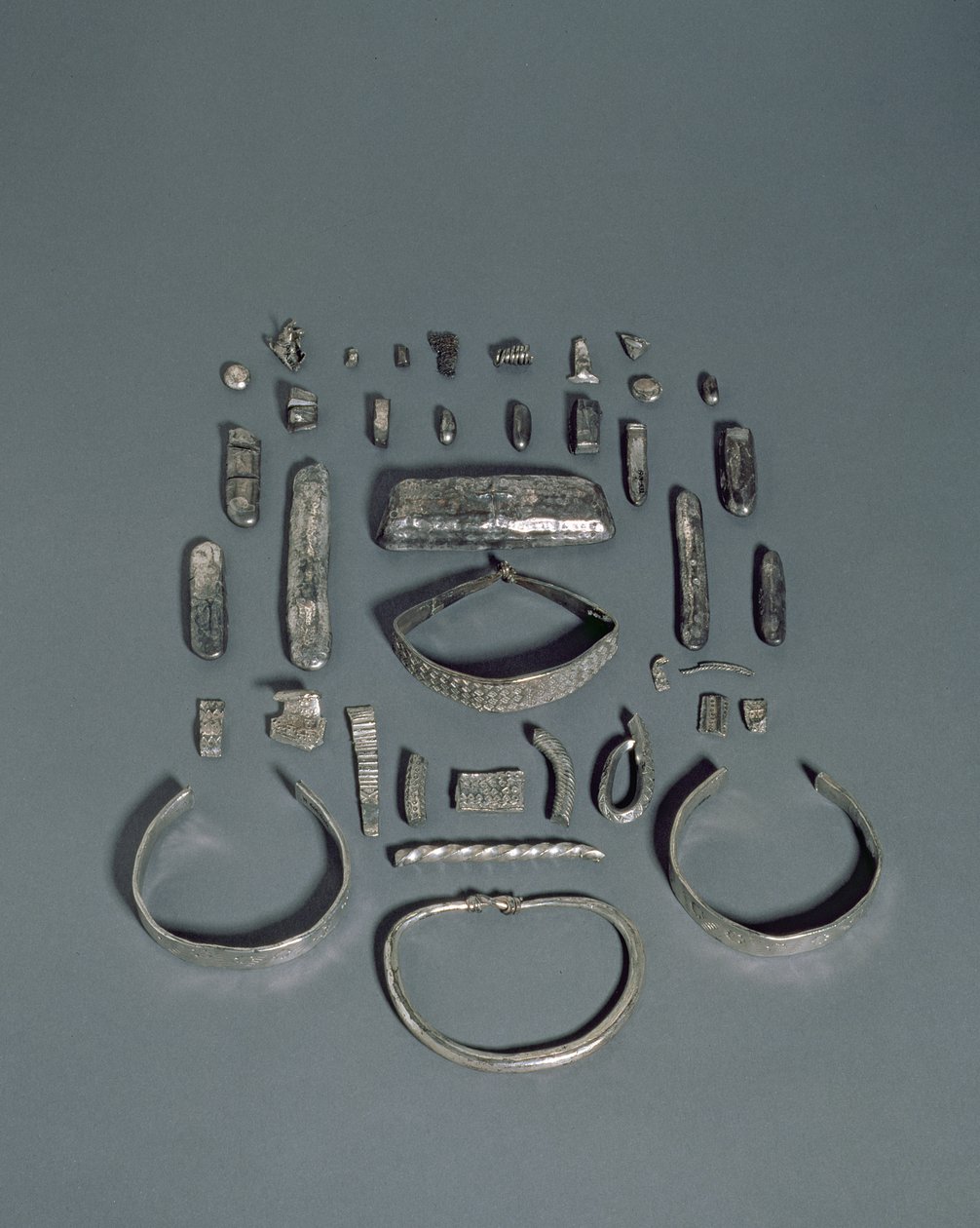 Cuerdale Hoard, anglosaksisten ja viikinkien aarre, löydetty Ribble-joen pengerreltä Cuerdale Hallin luota, lähellä Prestonia, Lancashire, päätepäivä 901-5 jKr (hopea) tekijältä English School
