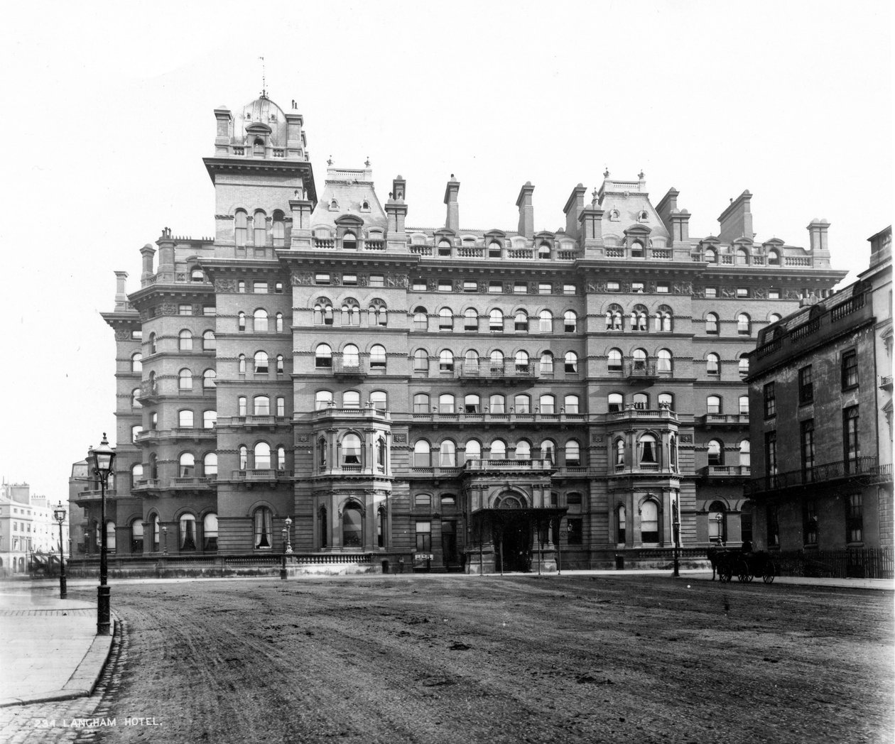 The Langham Hotel Portland Placesta, 1896 (valokuva) tekijältä English School