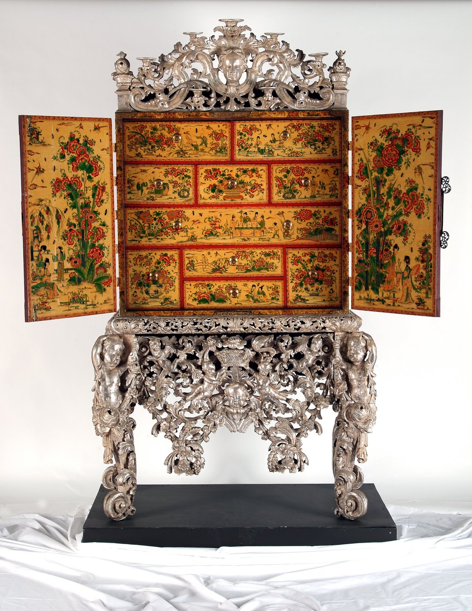 Witcombe Cabinet, n. 1697 (japanilainen ja hopeoitu puu) tekijältä English School