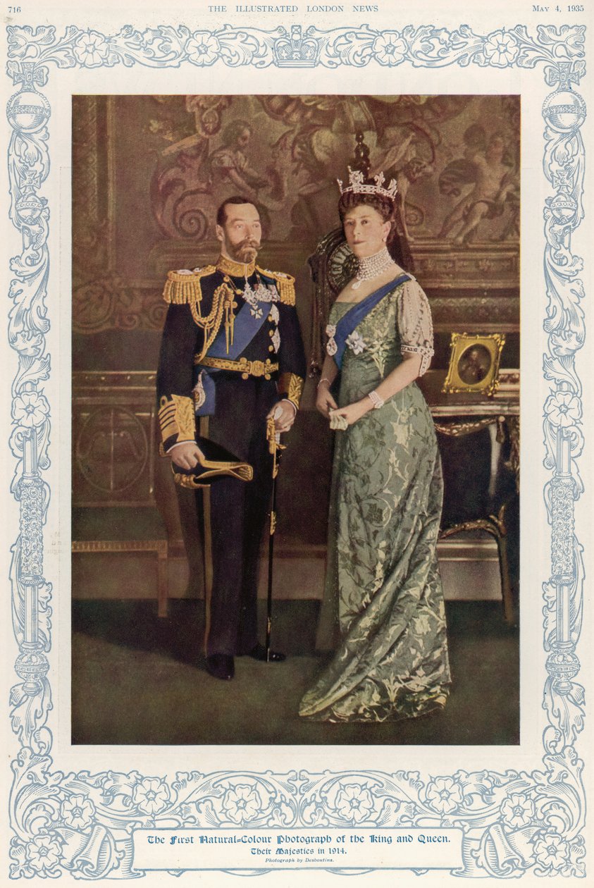 Ensimmäinen luonnollinen värivalokuva kuningas George V:stä (1865-1936) ja kuningatar Mariasta (1867-1953) vuonna 1914, jäljennetty The Illustrated London Newsissa, 4. toukokuuta 1935. tekijältä English School