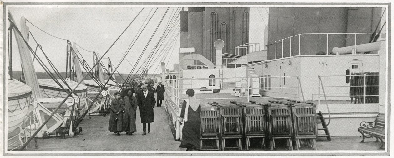 Titanicin kävelykadun kansi, elokuvasta "The Sphere", 20. huhtikuuta 1912 (litho) (450874:n yksityiskohta) tekijältä English School