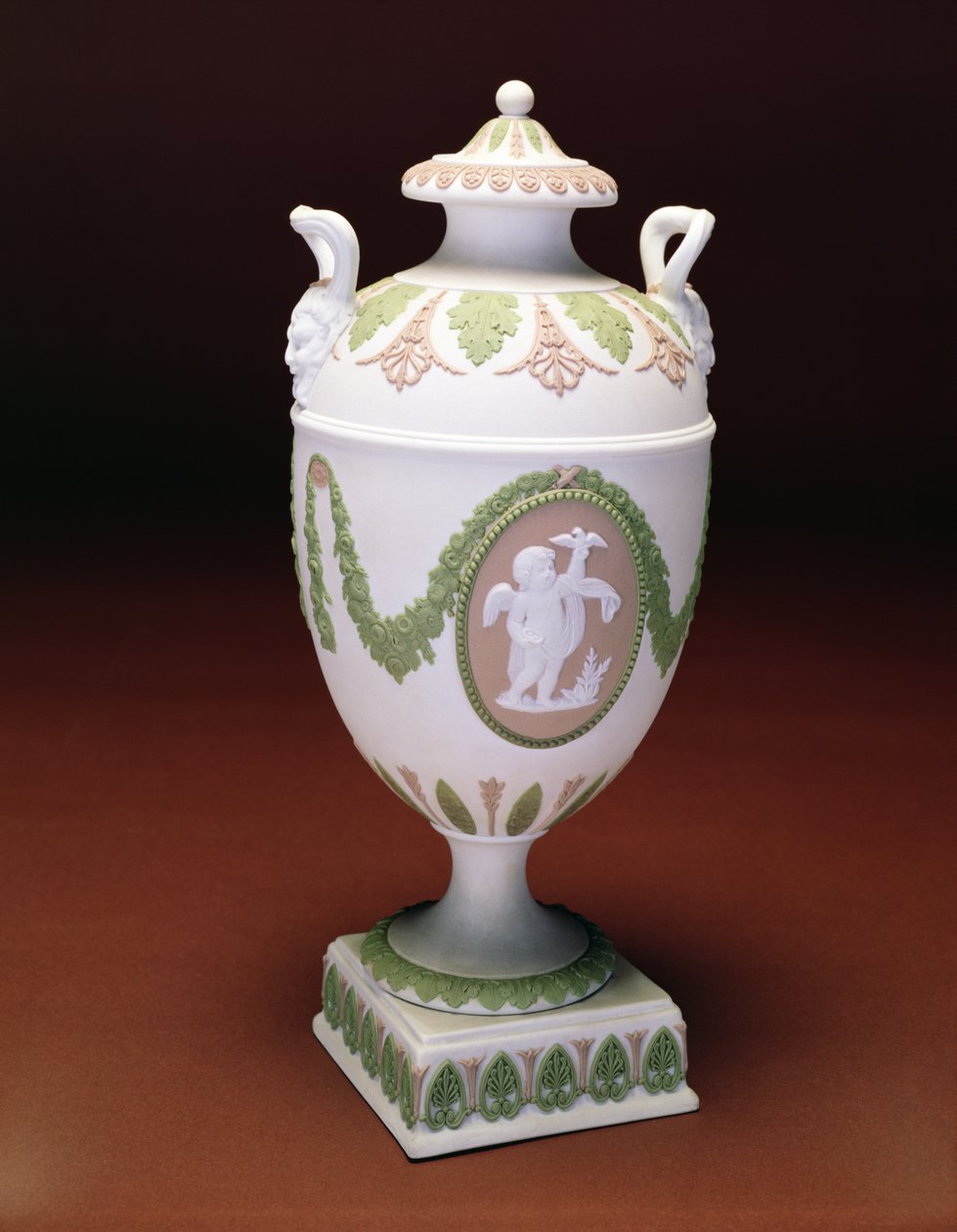 Kolmivärinen Jaspis-uurnan muotoinen maljakko, malli John Flaxmanin putihahmosta. Wedgwood n. 1780 (keraaminen) tekijältä English School
