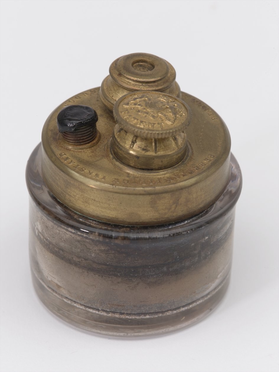 Travelling Inkwell, n. 1815 (mustesäiliö) tekijältä English School