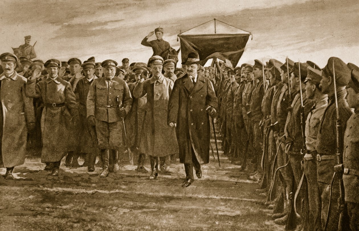 Trotski, Venäjä Bolshevismin sodan komissaari, tarkastamassa puna-armeijan eliitin 1914–1919 muodostuneen Letts-rykmentin tekijältä English School