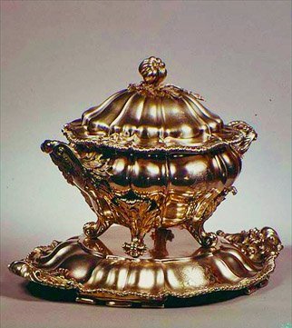 Tureen, melonin muotoinen, granaattiomenaviimeistely, koristeltu reunus ja lehtivihreät kahvat, Garrards, Lontoo, 1847 (hopea) tekijältä English School
