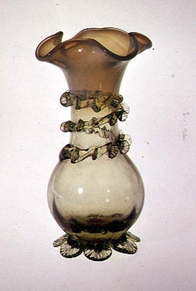 Maljakko, jossa koristeltu ja pinsetti, 1800-luvun loppu (vaseliinilasi) tekijältä English School