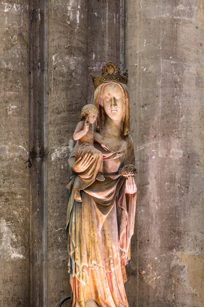 Neitsyt ja lapsi tunnetaan nimellä Notre-Dame de la Nef.1300-luvulla (Alabasteri). tekijältä English School