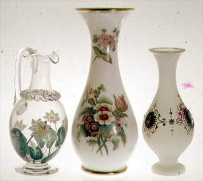 Vesikannu, koristeltu lumpeilla keraamisella maalilla, jossa on kristalli, Henry G. Richardson, 1800-luvun puoliväli; kaksi opaalilasimaljakkoa, Henry G. Richardson, 1800-luvun loppu; opaalilasimaljakko emalimaalauksella, 1800-luvun loppu (lasi) tekijältä English School
