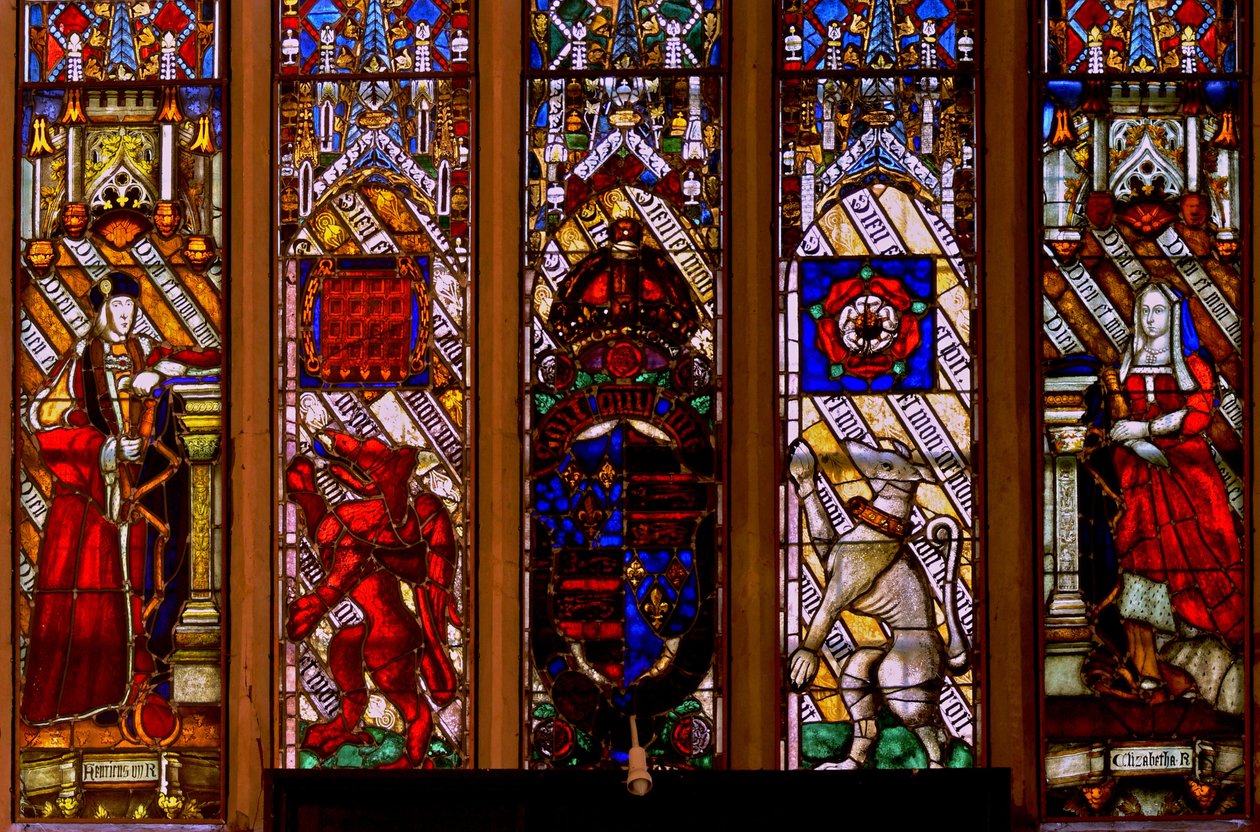 Window Ew kuvaa Henry VII:n ja Elizabeth of Yorkin käsivarsia kannattajien kanssa tekijältä English School