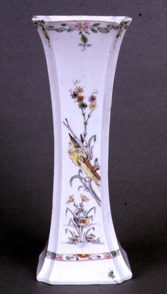 Levenevä Worcester-maljakko maalattu Kakiemon-väreillä, n.1750 (keraaminen) tekijältä English School