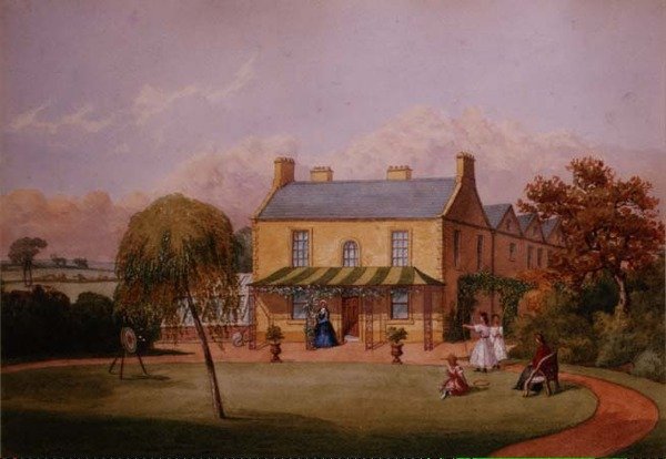 Nuoret naiset harjoittelevat jousiammuntaa maalaistalon nurmikolla, 1800-luvun alku (vesiväri paperille). tekijältä English School