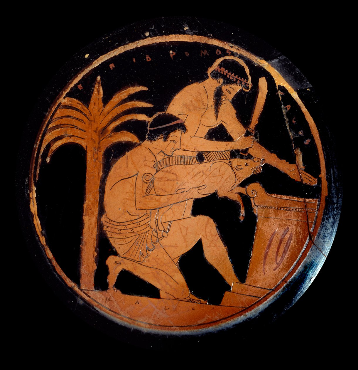 Kreikkalainen taide: kuppi punaisilla keraamisilla hahmoilla, medaljonki: sian uhri alttarilla uskonnollisen riitin aikana. Valmistaja Epidromoksen taidemaalari. 500 eaa. Pariisi, Louvre-museo tekijältä Epidromos Painter