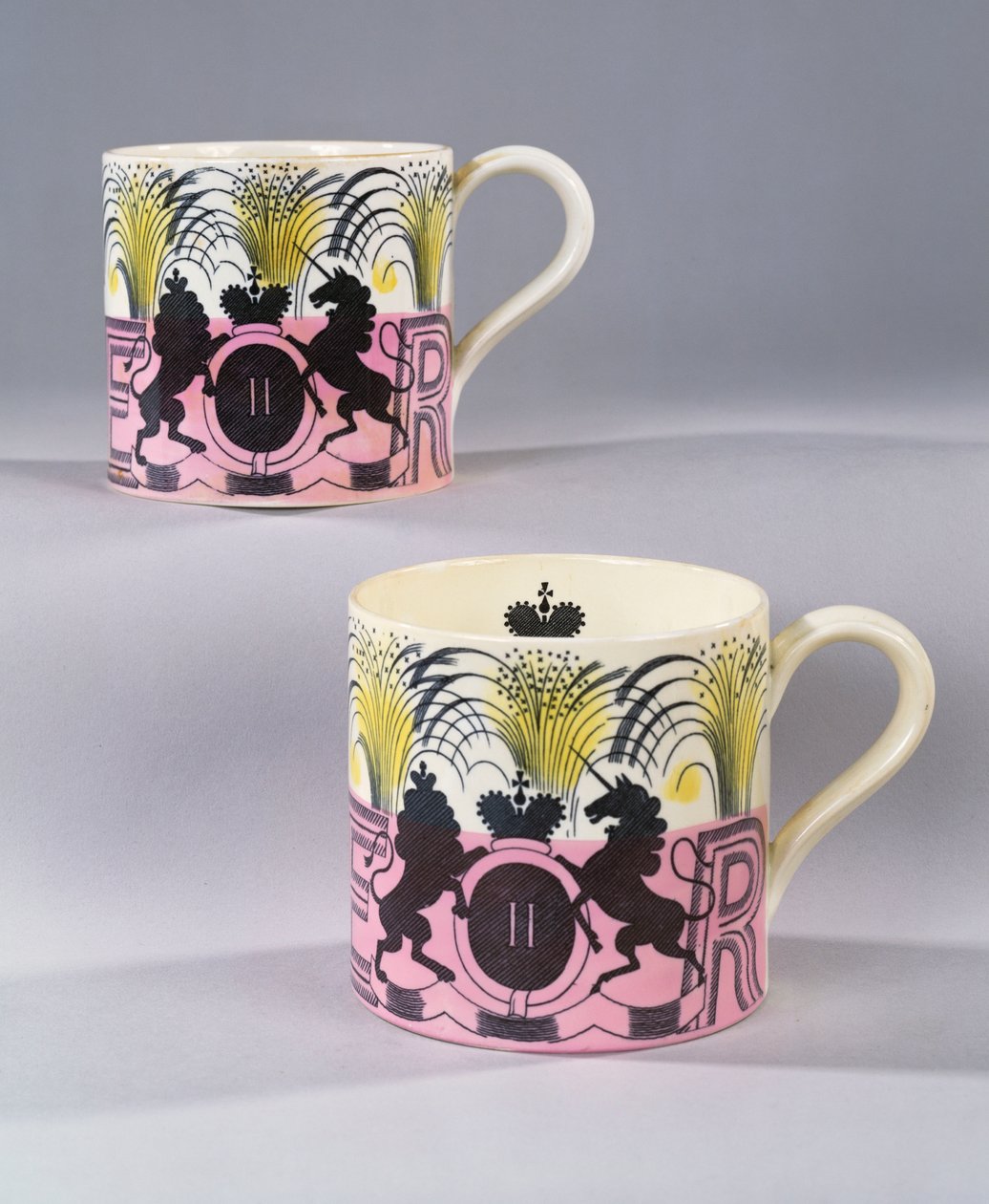 Wedgewood-mukipari Hänen Majesteettinsa kuningatar Elizabeth II:n kruunajaisten muistoksi, 1953 tekijältä Eric Ravilious