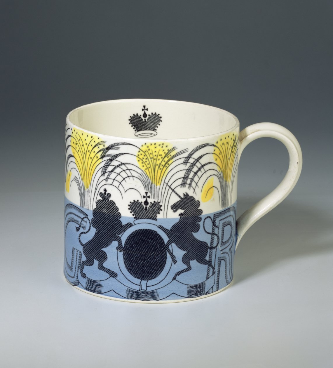 King George VI:n kruunausmuki, valmistaja Josiah Wedgwood & Sons, 1937 (keramiikka, jossa siirtopainettu ja maalattu kuvio) tekijältä Eric Ravilious