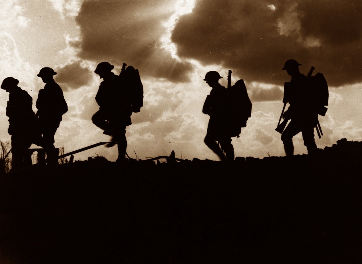 East Yorkshiren rykmentin 8. pataljoonan miehiä nousemassa linjalle Frezenbergin lähellä Ypresin kolmannen taistelun aikana 5. lokakuuta 1917. tekijältä Ernest Brooks