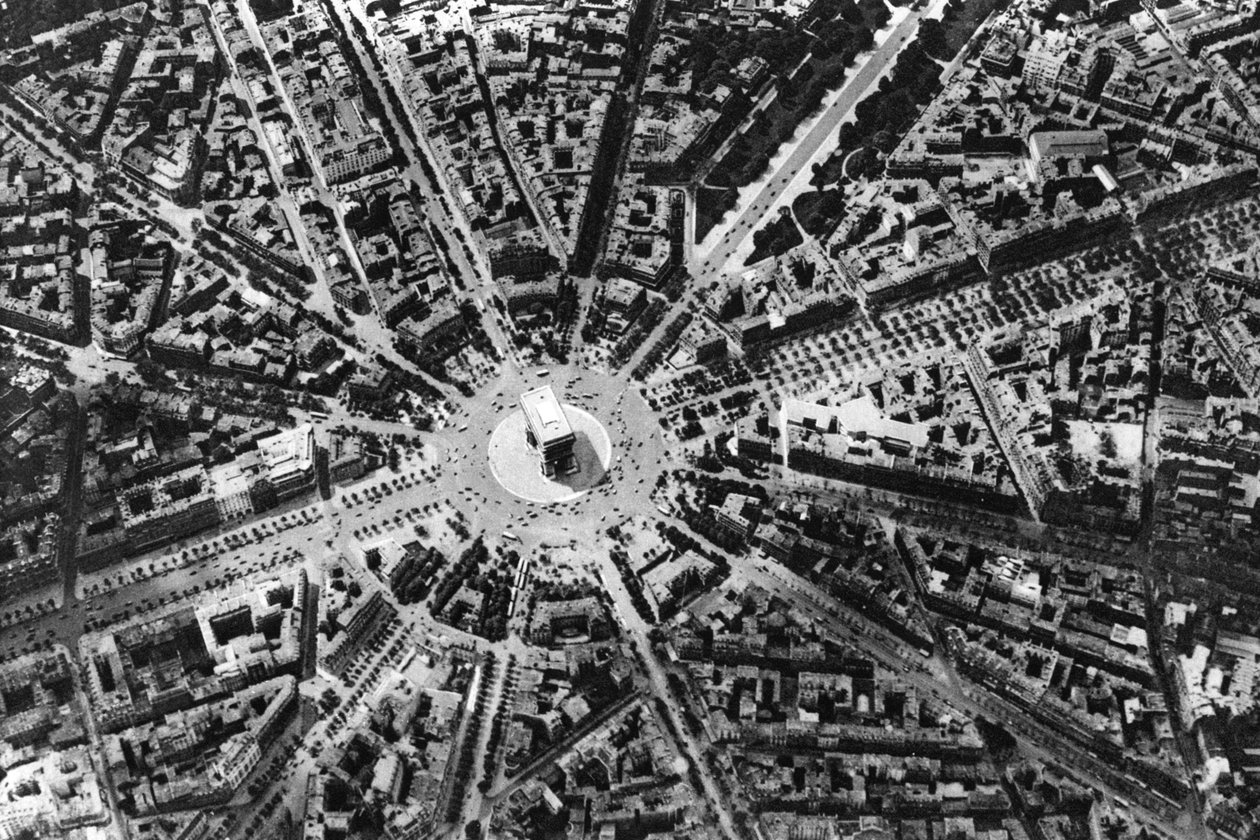Lintuperspektiivinäkymä Place de LEtoile -aukiolle ja Riemukaarelle, Pariisi, 1931 tekijältä Ernest Flammarion