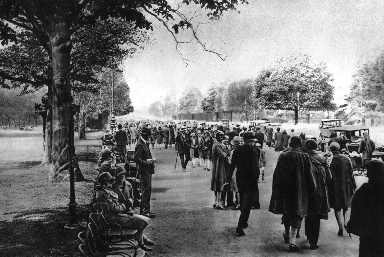 Avenue Foch, joka johtaa Etoilesta Bois de Boulogneen, Pariisi, 1931 tekijältä Ernest Flammarion