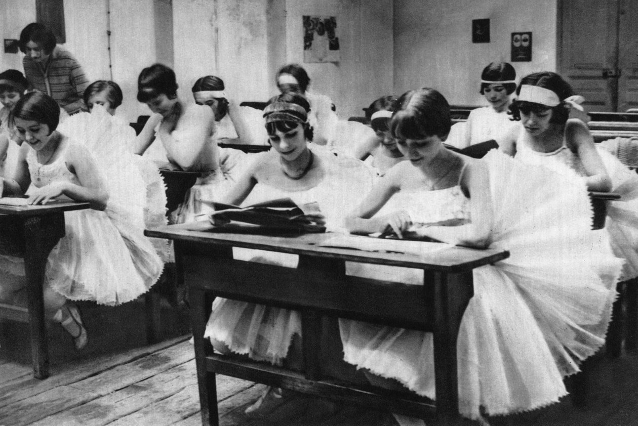 Nuorten tanssityttöjen koulu Pariisin oopperassa, 1931. tekijältä Ernest Flammarion