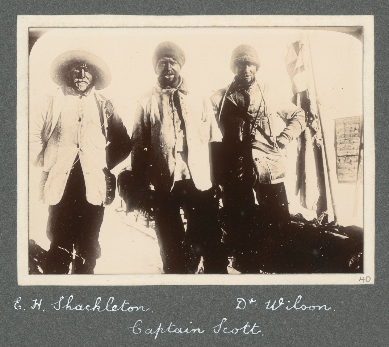 Ryhmäkuva Shackletonista, kapteeni Scottista ja tohtori Wilsonista heidän palatessaan Discoverylle etelänavalle pyrkimisen jälkeen. Sir Ernest Henry Shackletonin albumista National Antarctic Expedition (1901-1903). tekijältä Ernest Henry Shackleton