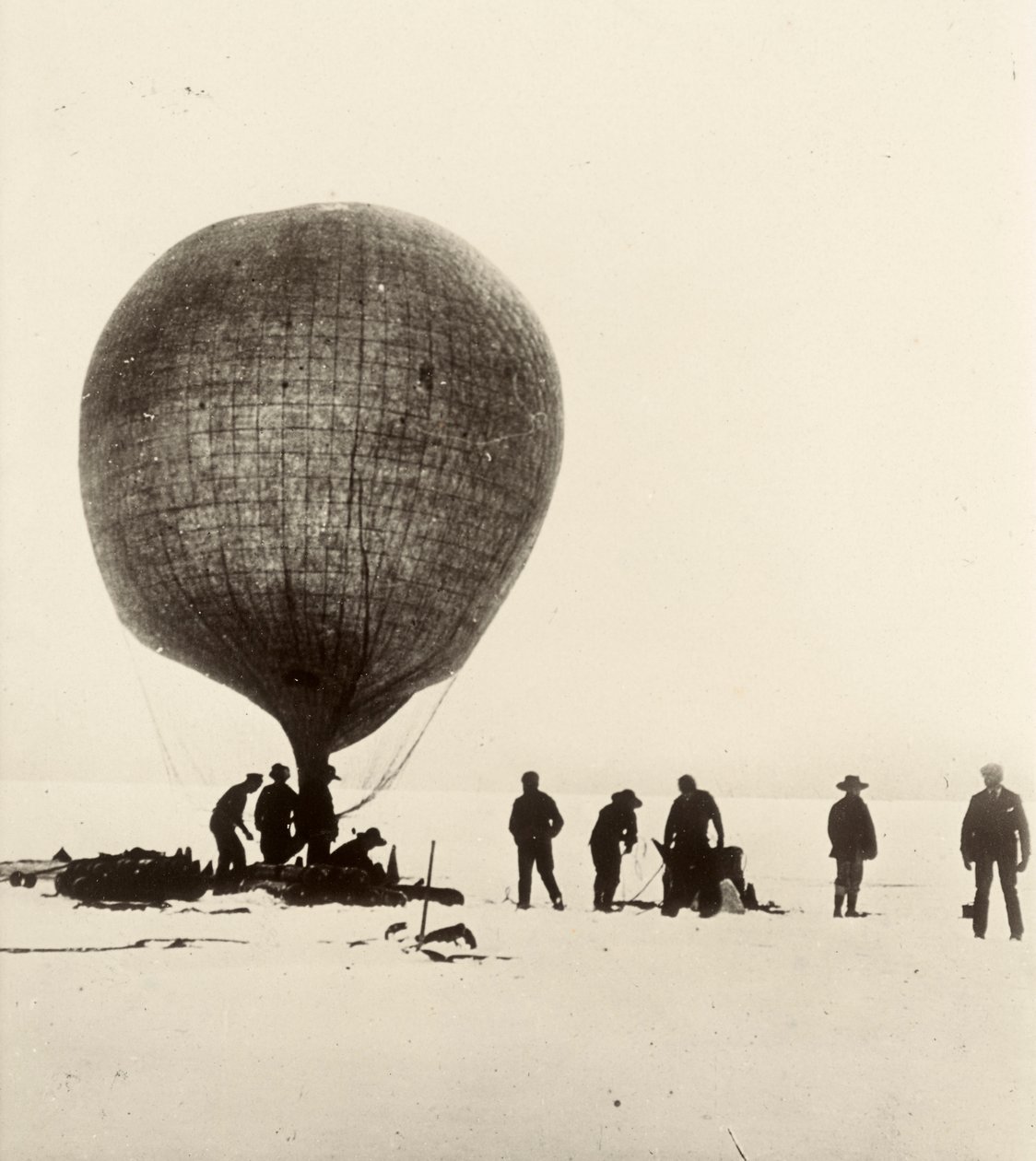 Näkymä lehmänsuoli-ilmapallosta, jota täytetään vedyllä jäällä. Sir Ernest Henry Shackletonin albumista National Antarctic Expedition (1901-1903). tekijältä Ernest Henry Shackleton