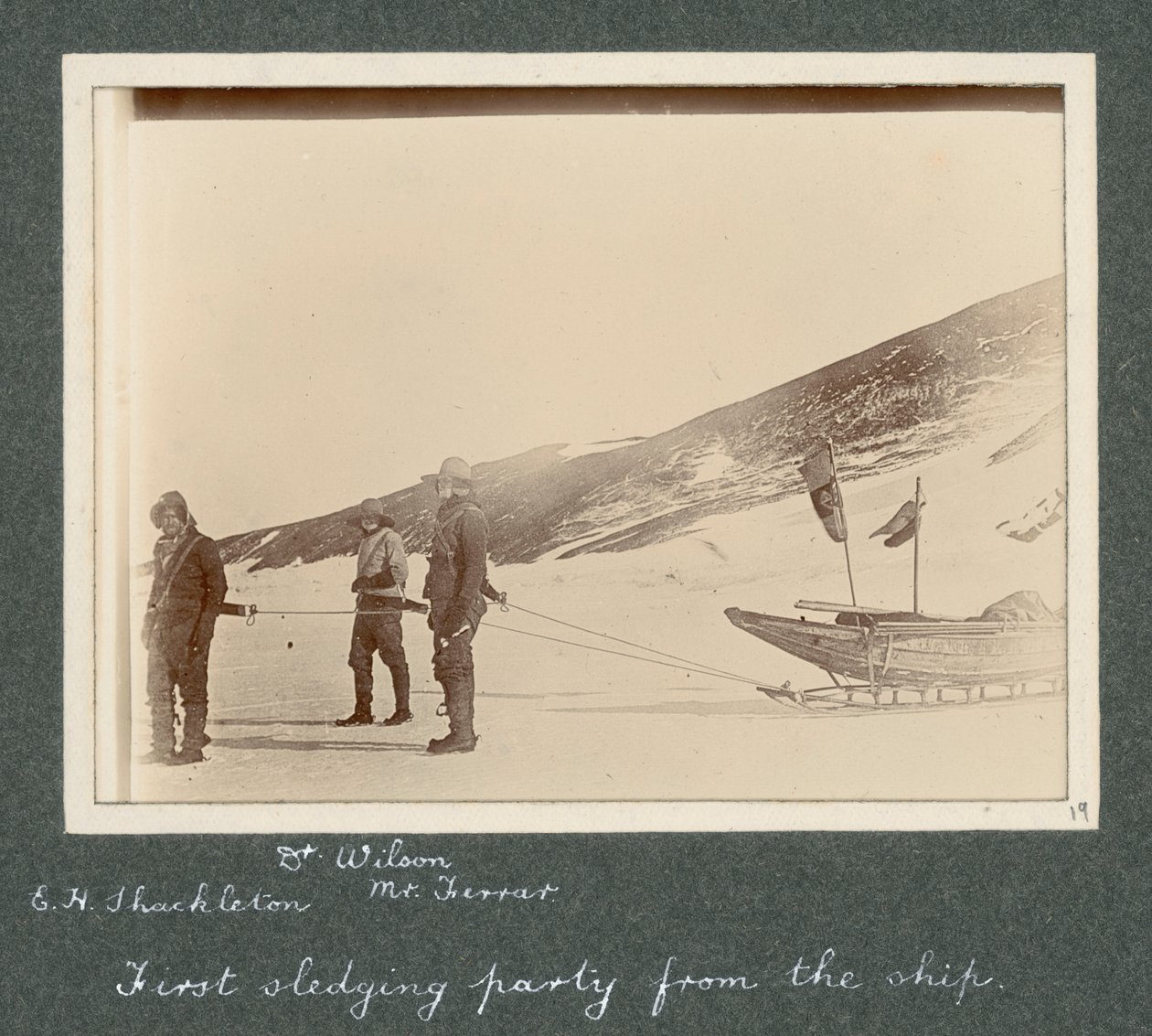 E. H. Shackleton, tohtori Edward Wilson ja herra Hartley Ferrar (geologi) valjaissa reessä. Sir Ernest Henry Shackletonin albumista National Antarctic Expedition (1901-1903). tekijältä Ernest Henry Shackleton