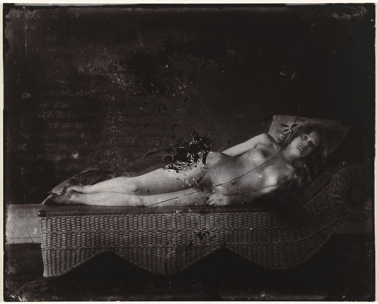 Nainen alaston aurinkotuolissa Tyttö pajutuolissa, New Orleans (otsikko esineessä) tekijältä Ernest James Bellocq