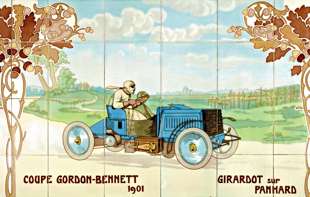 Girardot ajamassa Panhard-autolla Gordon Bennet Cupin osakilpailussa vuonna 1901: pariisilaisen Gilardoni Fils et Cie:n valmistamia keraamisia laattoja Ernest Montautin (1878-1909) piirustuksen mukaan. tekijältä Ernest Montaut