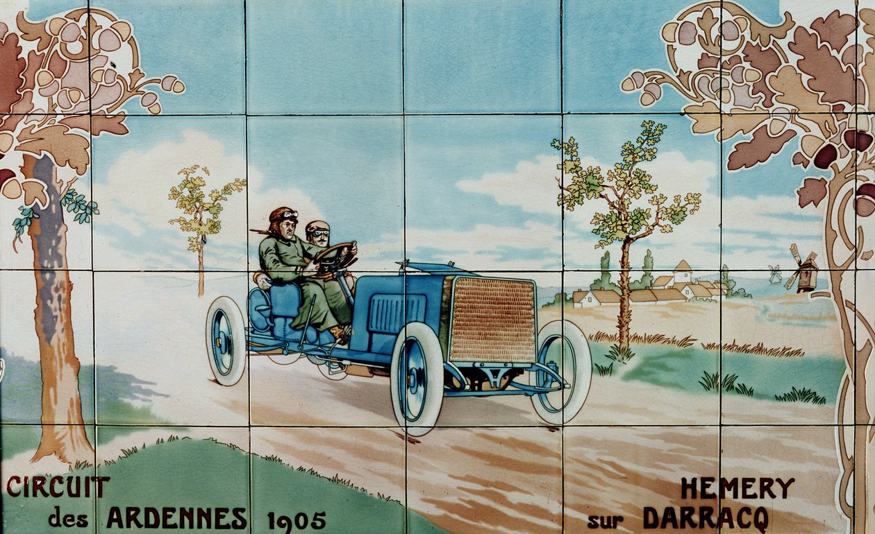 Hemery ajamassa Darracq-autolla vuoden 1905 Ardennien radalla: Pariisin Gilardoni Fils et Cie:n valmistamia keraamisia laattoja Ernest Montautin (1878-1909) piirustuksen mukaan. tekijältä Ernest Montaut