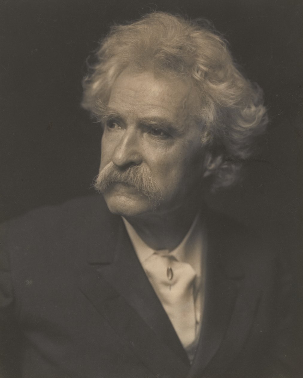 Mark Twain, noin 1907 (s/w-kuva) tekijältä Ernest Walter Histed