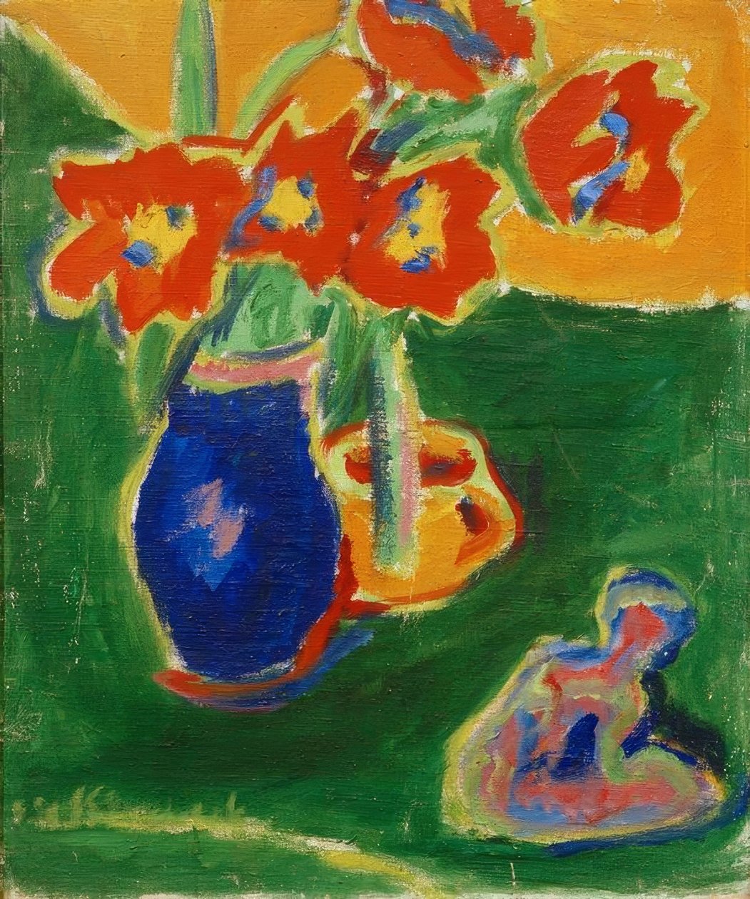 Punaiset tulppaanit sinisessä maljakossa veistoksen kanssa tekijältä Ernst Ludwig Kirchner
