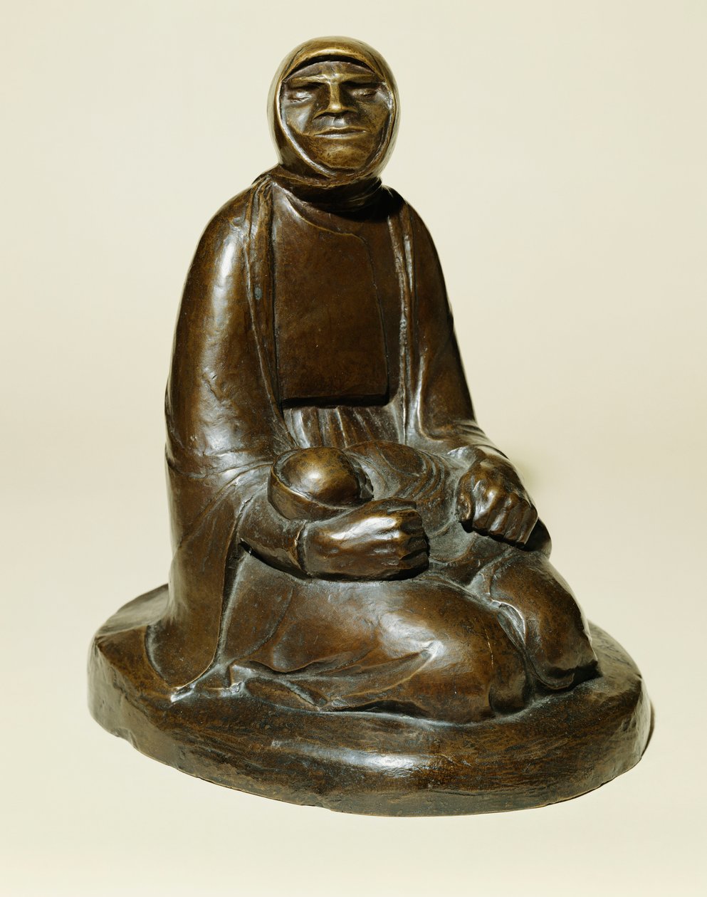 Kerjäläinen nainen lapsen kanssa (Blind Beggar with a Child); Bettlerin mit Kind (Blinde Bettlerin mit Kind), syntyi vuonna 1907 ja valettu vuonna 1930 (pronssi ruskealla patinalla) tekijältä Ernst Barlach