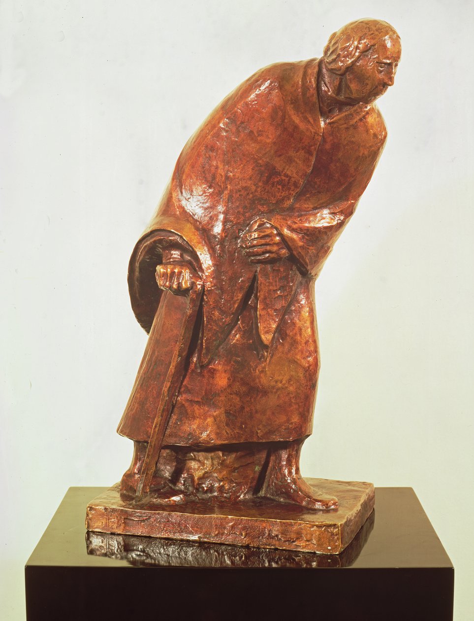 Vanha nainen kävelysauvalla, 1913 (pronssi) tekijältä Ernst Barlach